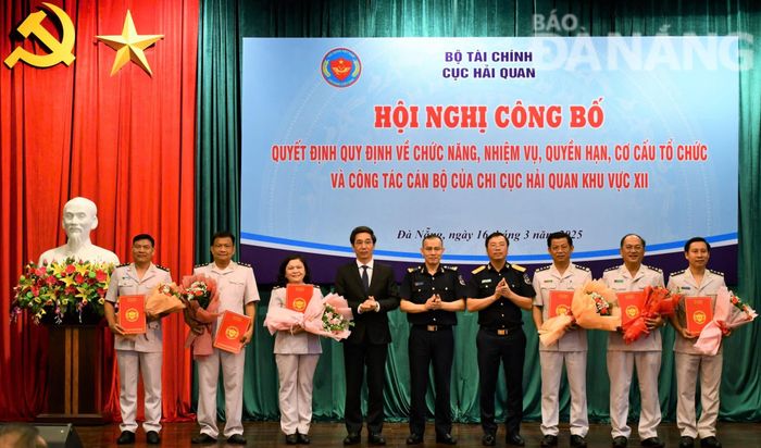 Phó Chủ tịch UBND thành phố Trần Chí Cường (thứ 4, trái qua) cùng lãnh đạo Cục Hải quan chúc mừng các Phó Chi cục trưởng Chi cục Hải quan khu vực XII vừa được bổ nhiệm. Ảnh: MAI QUẾ