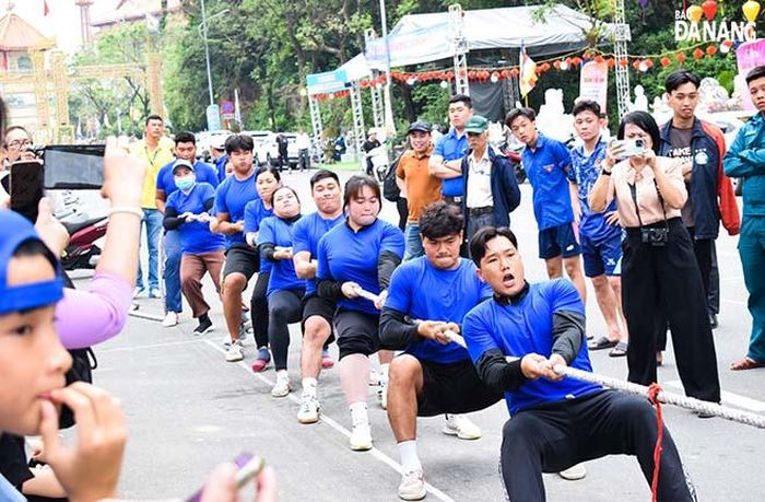 Các phường trên địa bàn quận Ngũ Hành Sơn tham gia hội thi kéo co. Ảnh: ĐOÀN HẠO LƯƠNG