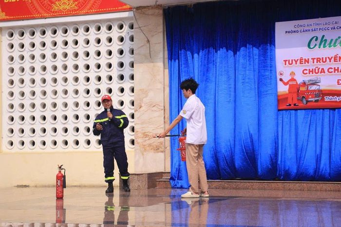  Hướng dẫn học sinh sử dụng bình chữa cháy. 