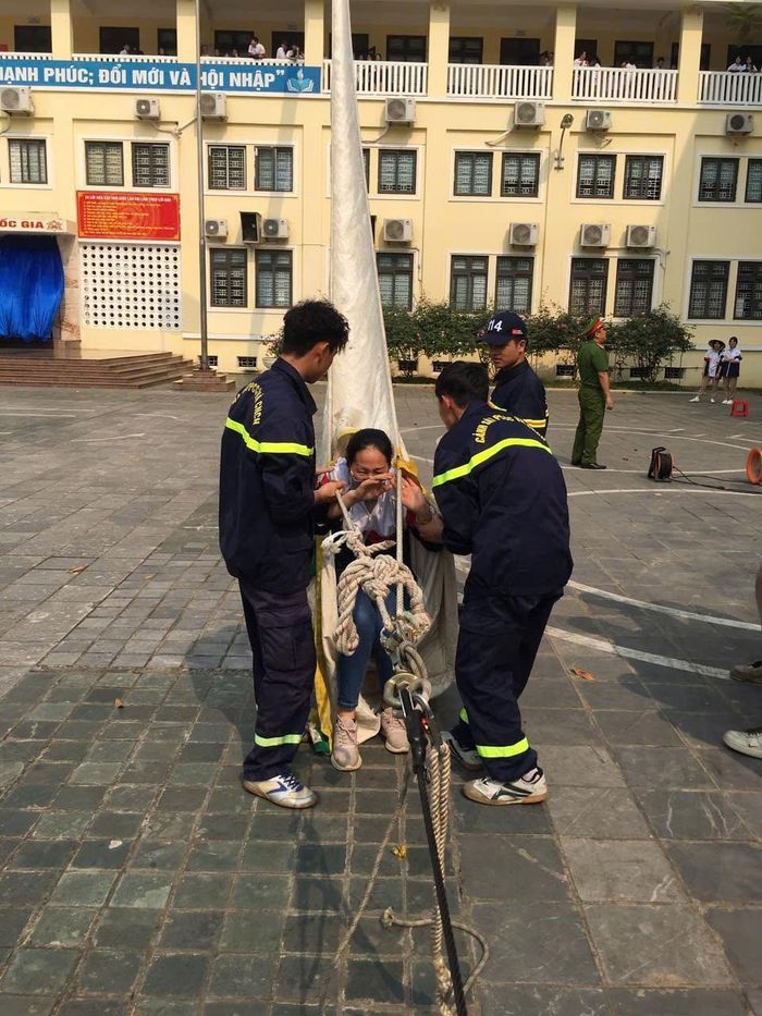  Học sinh thực hành kỹ năng thoát hiểm khi có sự cố cháy xảy ra. 