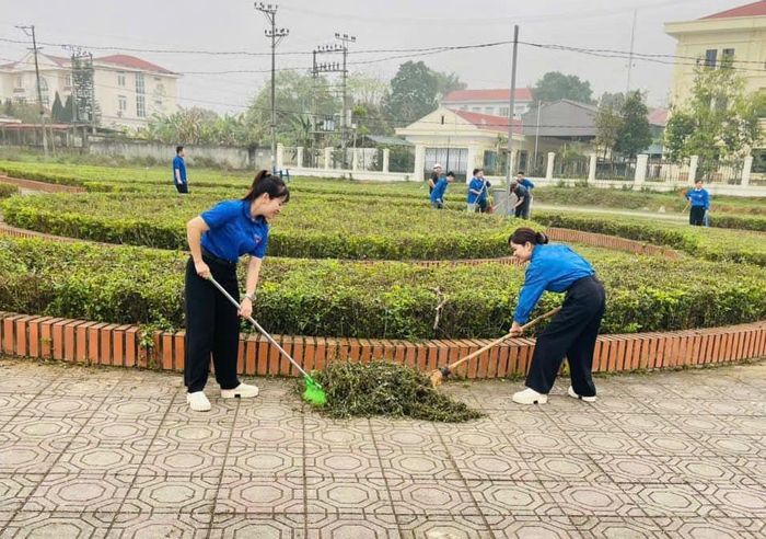 ĐVTN thị trấn Tân Phú tham gia dọn dẹp vệ sinh môi trường.