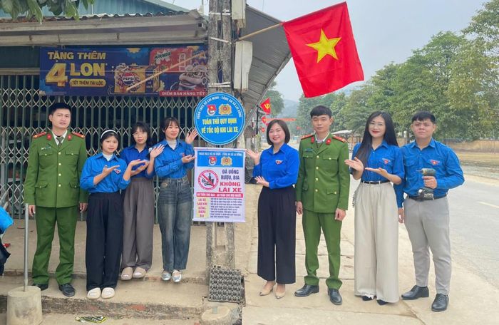 Đoàn xã Lai Đồng gắn biển tuyên truyền an toàn giao thông