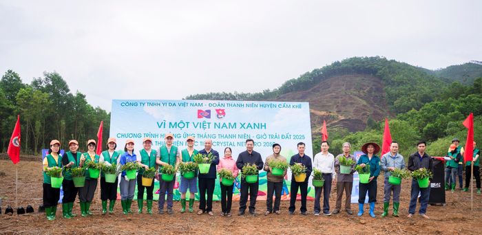 Công ty TNHH Yida Việt Nam trao cây xanh tặng cho các hộ gia đình xã Hương Lung