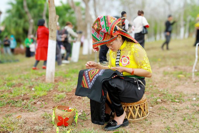 Thí sinh thuê khăn Piêu tại đồi ban.