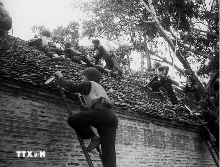 Các chiến sĩ Vệ Quốc đoàn chiến đấu kiên cường, bảo vệ từng ngôi nhà, tấc đất của Thủ đô trong những ngày đầu Toàn quốc kháng chiến, tháng 12-1946. (Ảnh: Tư liệu TTXVN)