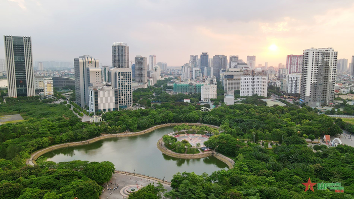 Một góc Thủ đô Hà Nội hiện đại với những tòa nhà cao tầng.