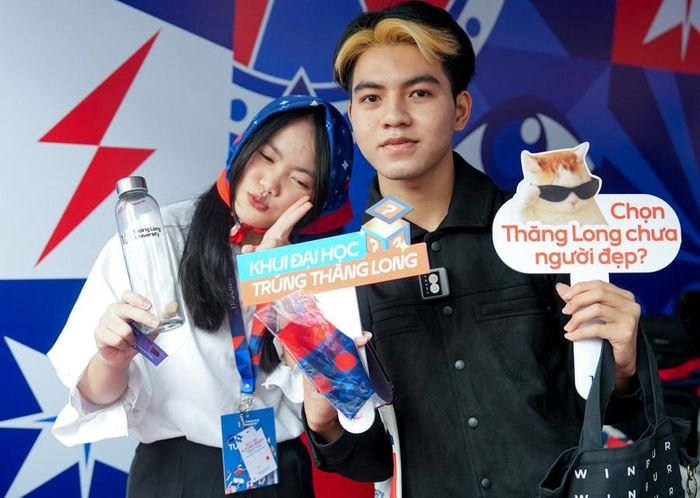 Rất nhiều hoạt động chào đón thí sinh đến với Trường ĐH Thăng Long.