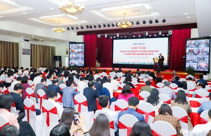 Toàn cảnh hội nghị quán triệt các nghị quyết, kết luận của Trung ương và chương trình hành động của Tỉnh ủy Nghệ An về sắp xếp, tinh gọn bộ máy, tại điểm cầu cấp tỉnh. Ảnh: Phạm Bằng