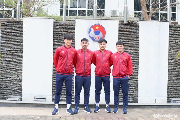 4 cầu thủ của CLB Sông Lam Nghệ An gồm: Cao Văn Bình, Đinh Xuân Tiến, Nguyễn Quang Vinh và Hồ Văn Cường (từ trái qua phải). Ảnh: Hải Hoàng