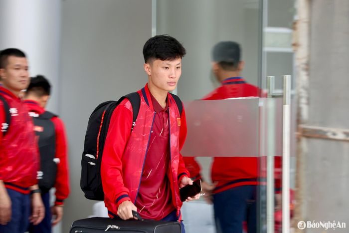 Đội tuyển U22 Việt Nam gặp không ít khó khăn khi thiếu vắng 2 cái tên quan trọng: Thủ môn Trần Trung Kiên được triệu tập lên đội tuyển quốc gia, còn tiền đạo Nguyễn Đình Bắc không thể tham gia do chấn thương gãy ngón chân. Ảnh: Hải Hoàng