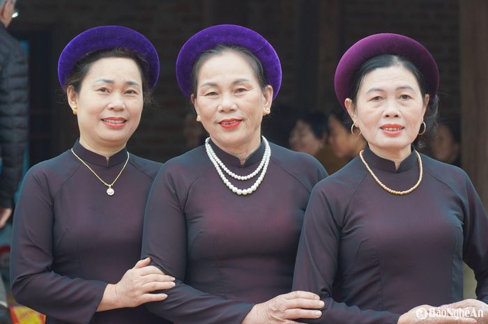 Chị Loan (ngoài cùng bên trái) cùng các ca nương của Câu lạc bộ Ca trù xã Diễn Hoa . Ảnh: Mai Giang