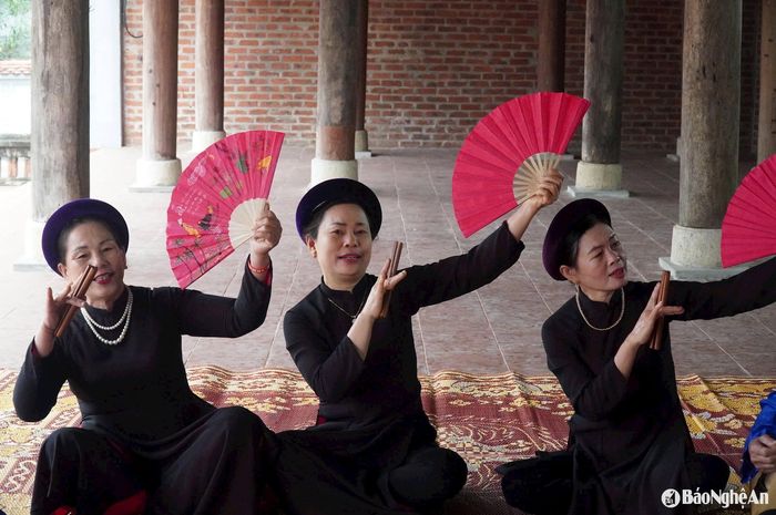 Chị Loan (giữa) biểu diễn tiết mục ca trù hát múa Đại Thạch. Ảnh: Mai Giang