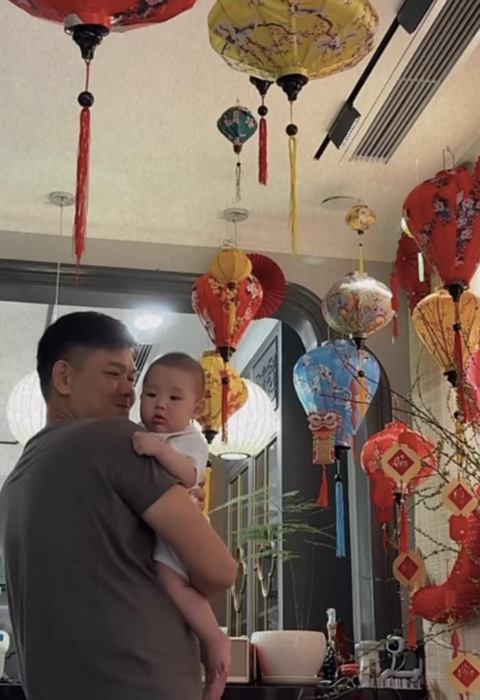 Chồng Minh Hằng ra dáng "bố bỉm" khi phụ vợ chăm sóc con trai. (Ảnh: FBNV)