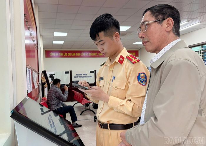  Cảnh sát giao thông, Công an tỉnh bố trí đầy đủ lực lượng hỗ trợ nhân dân làm thủ tục. 