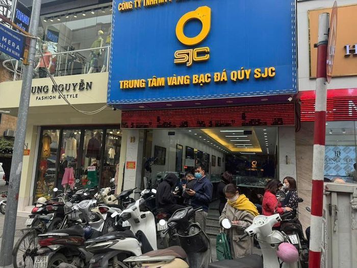Tại cửa hàng SJC trên phố Trần Nhân Tông, cửa hàng thông báo hết vàng nhưng khách hàng vẫn trực chờ bên ngoài. Ảnh Thảo Nguyên