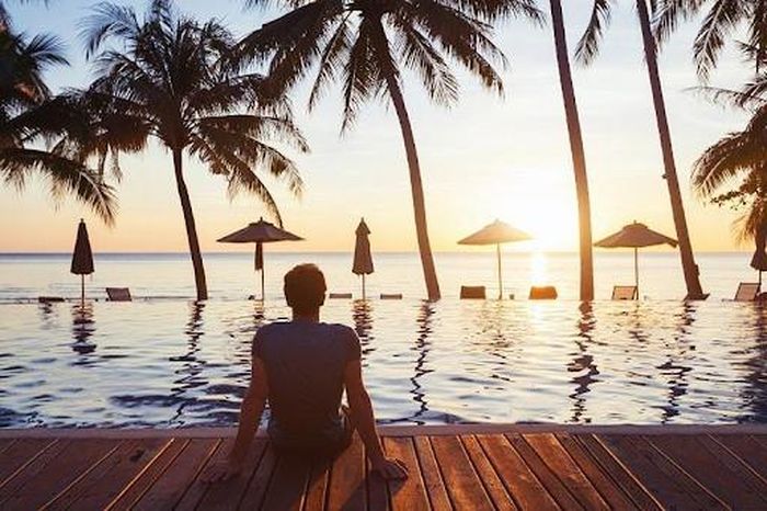 Tận hưởng lối sống chậm khi đón bình minh trên biển. (Ảnh minh họa)