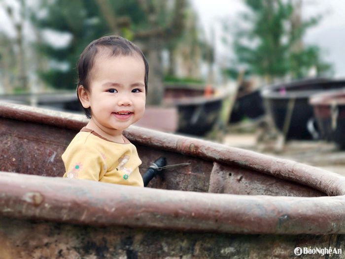 Những chiếc thuyền thúng là một "bối cảnh" thú vị để tạo nên những bộ ảnh kỷ niệm khó quên với biển Cửa Lò. Ảnh: Diệp Thanh