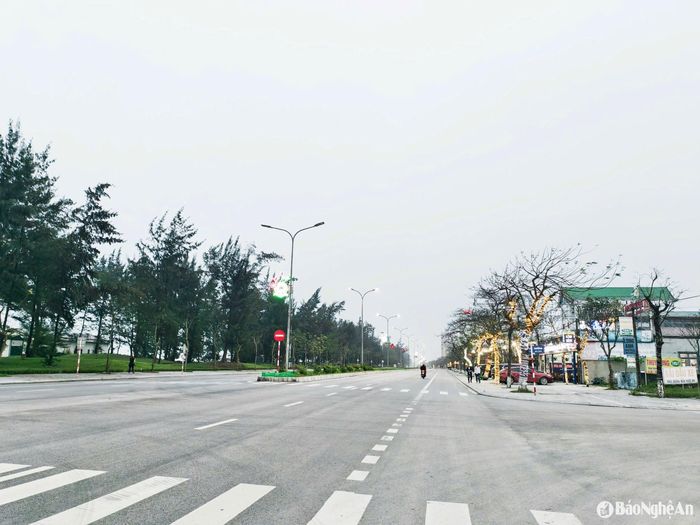 Mùa này, đường phố dọc bờ biển thông thoáng, sạch sẽ và giá cả các dịch vụ lưu trú, ăn uống ở đây cũng rẻ hơn rất nhiều so với mùa hè. Ảnh Diệp Thanh