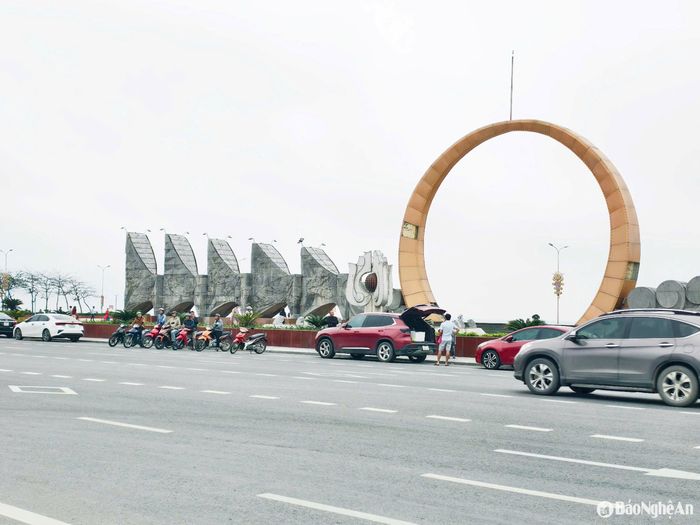 Theo kế hoạch, biển Cửa Lò năm 2025 sẽ có rất nhiều chương trình, lễ hội đặc sắc lần đầu tiên tổ chức. Dự kiến ngày 19/4, tại Quảng trường Bình Minh, lễ khai mạc du lịch biển Cửa Lò sẽ chính thức mở màn cho mùa du lịch sôi động, hứa hẹn mang đến chương trình nghệ thuật hoành tráng, khẳng định vị thế của Cửa Lò trong bản đồ du lịch biển miền Trung. TP. Vinh phấn đấu đón 6,9 triệu lượt khách đến với Cửa Lò trong năm nay. Ảnh: Diệp Thanh