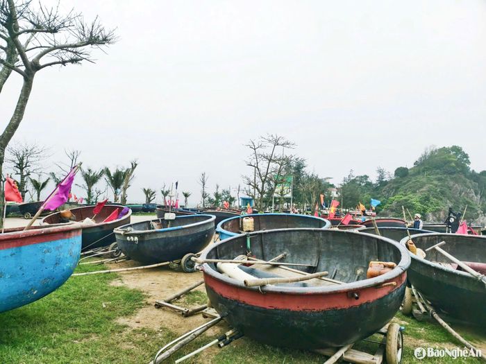 Ở khu vực đảo Lan Châu, rất nhiều thuyền thúng của người dân mang vẻ đẹp độc đáo với màu cờ, màu thuyền bắt mắt. Ảnh: Diệp Thanh
