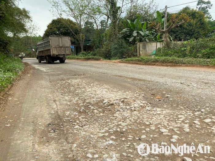 Nguy cơ tai nạn luôn rập rình ở những đoạn đường xuống cấp chưa thi công. Ảnh: Văn Trường