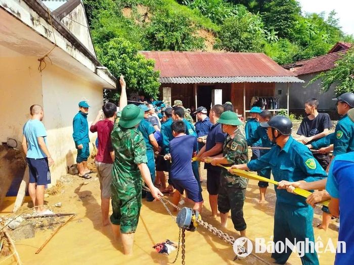 Chiến sĩ dân quân tự vệ giúp dân khắc phục hậu quả thiên tai. Ảnh: Tiến Hùng