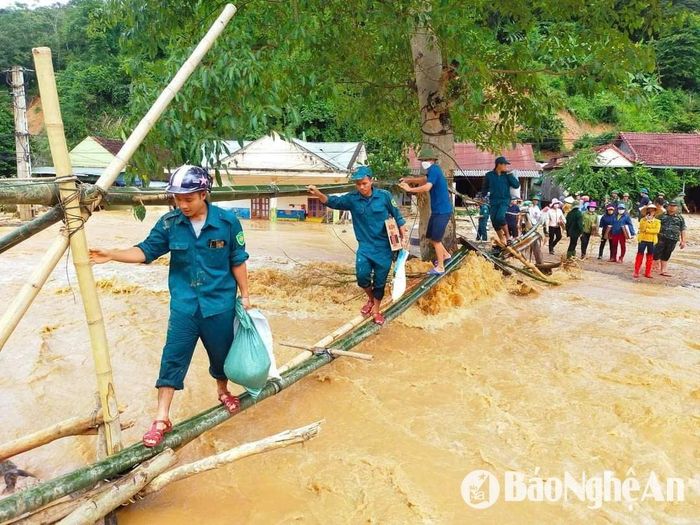 Chiến sĩ dân quân tự vệ huyện Kỳ Sơn vận chuyển lương thực, hỗ trợ người dân xã Tà Cạ và thị trấn Mường Xén khắc phục hậu quả lũ quét năm 2022. Ảnh: Tiến Hùng