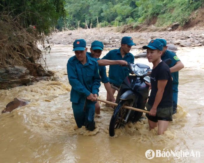 Chiến sĩ dân quân tự vệ xã Chiêu Lưu (huyện Kỳ Sơn) hỗ trợ, bảo vệ tài sản cho nhân dân. Ảnh: Tiến Hùng