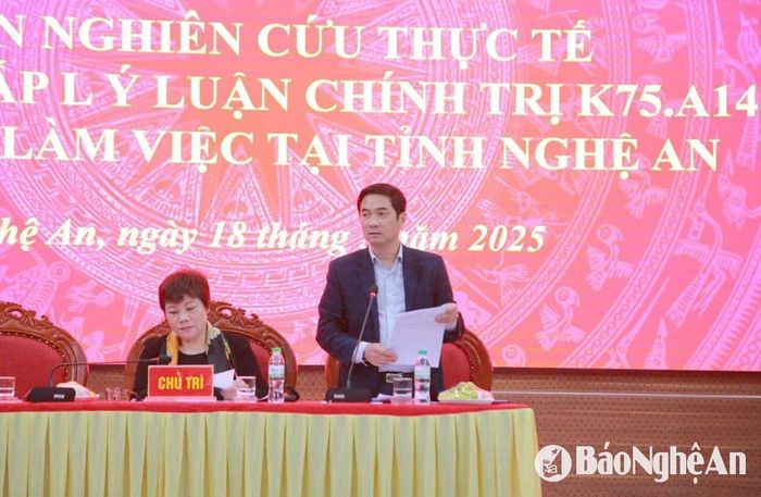 Đồng chí Đậu Đình Dương - Phó Giám đốc Sở Nội vụ thông tin về công tác cải cách hành chính đạo tạo nguồn nhân lực của tỉnh Nghệ An. Ảnh: TL