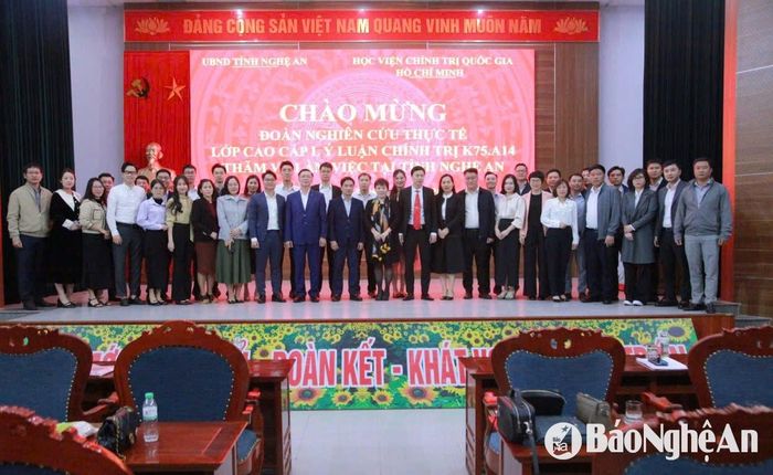 Lớp Cao cấp lý luận chính trị hệ tập trung K75.A14, khóa học 2024 -2025, Học viện Chính trị Quốc gia Hồ Chí Minh chụp ảnh lưu niệm cùng đại diện lãnh đạo các sở, ngành Nghệ An. Ảnh: TL