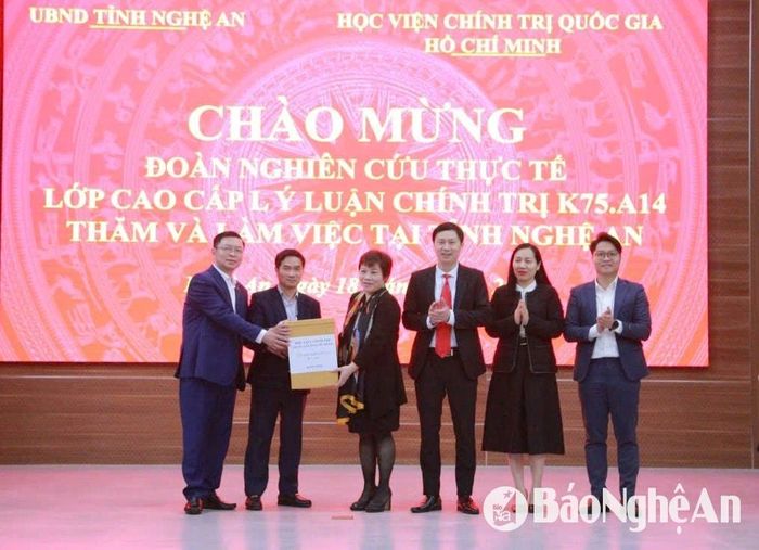 Đoàn công tác tặng quà lưu niệm cho đại diện lãnh đạo các sở, ngành Nghệ An. Ảnh: TL
