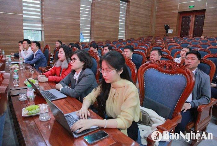 Học viên lớp Cao cấp lý luận chính trị K75.A14, khóa học 2024 - 2025 tham gia cuộc làm việc. Ảnh: TL