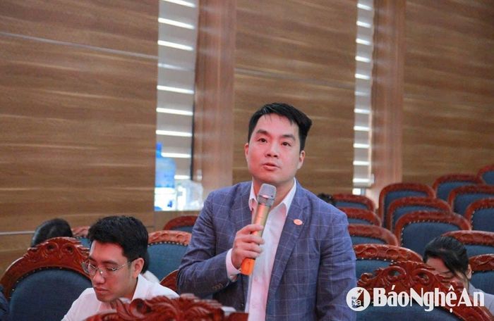 Đại diện học viên lớp Cao cấp lý luận chính trị K75.A14, khóa học 2024 - 2025 đặt câu hỏi trao đổi với lãnh đạo các sở, ngành của tỉnh Nghệ An. Ảnh: TL