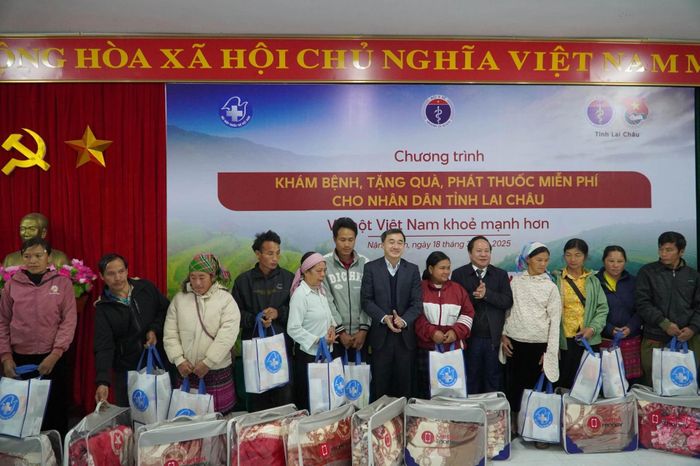 Các đồng chí: GS.TS. Trần Văn Thuấn, Thứ trưởng Bộ Y tế; Tống Thanh Hải – Ủy viên Ban Thường vụ Tỉnh ủy, Phó Chủ tịch Thường trực UBND tỉnh Lai Châu tặng quà cho các hộ có hoàn cảnh khó khăn.