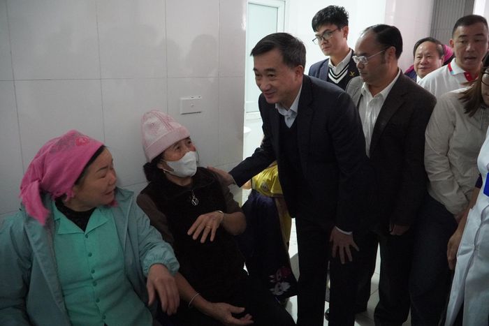 GS.TS. Trần Văn Thuấn thăm hỏi các bệnh nhân đến khám.
