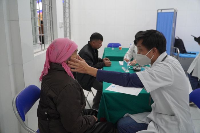 Nhiều bác sĩ đến từ các bệnh viện tuyến trung ương khám bệnh cho người dân.