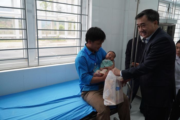 ... động viên, tặng quà bệnh nhân tại Trung tâm Y tế huyện Nậm Nhùn.