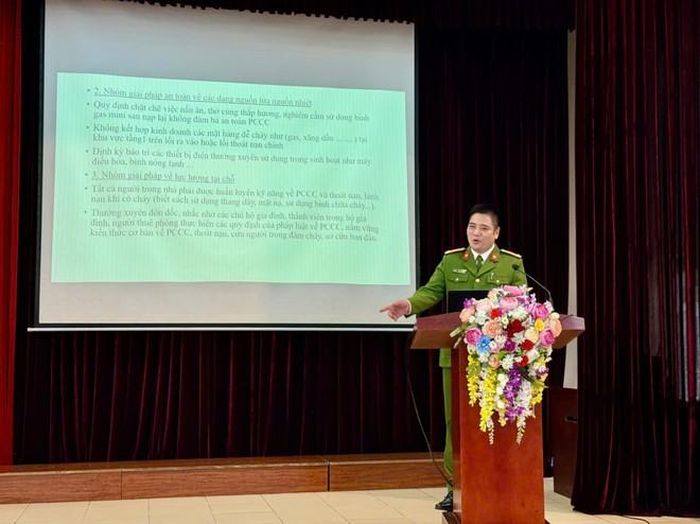 Báo cáo viên là cán bộ Phòng Cảnh sát PCCC và CNCH, CATP Hà Nội hướng dẫn khắc phục tồn tại theo 4 nhóm giải pháp quan trọng về an toàn PCCC và CNCH