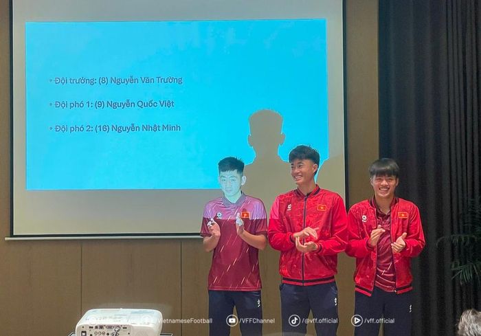 Văn Trường (giữa) là đội trưởng U22 Việt Nam.Ảnh: VFF