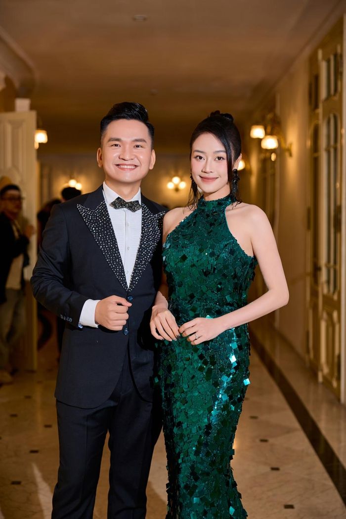 * Chị có nhắc đến màn đấu giá là một trong những khoảnh khắc đáng nhớ nhất tại Lễ trao giải Cống hiến 2025. Đó là cuộc đấu giá chiếc cúp Cống hiến dát vàng đầy kịch tính giữa Hòa Minzy, Dược sĩ Tiến và một người hâm mộ của SOOBIN, khép lại với con số 900 triệu đồng từ chính người hâm mộ này. Khi khoảnh khắc con số 900 triệu được "gõ búa," cảm xúc của chị như thế nào?