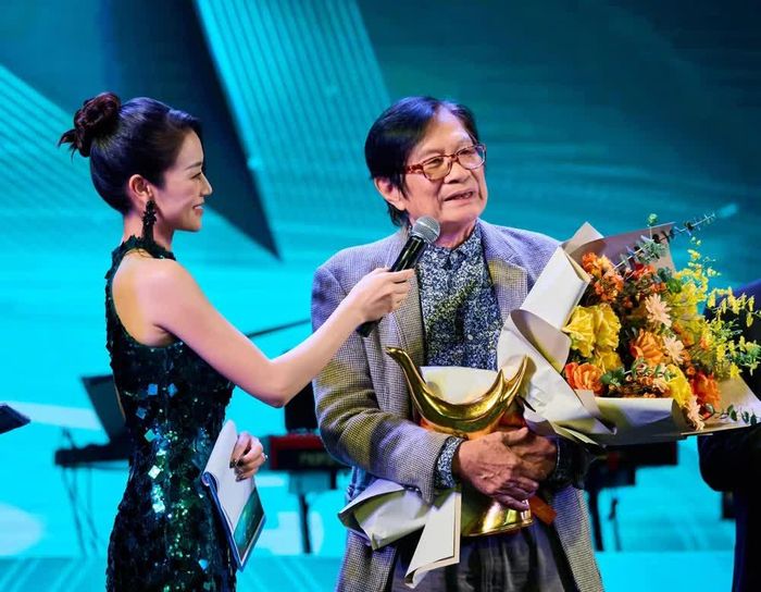 Phí Linh phỏng vấn nhạc sĩ Dương Thụ tại Lễ trao giải Cống hiến 2025