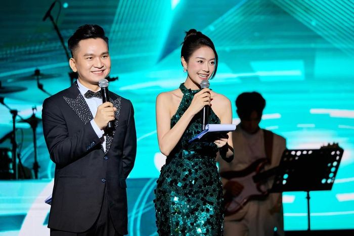 MC Phí Linh và Hạnh Phúc lần đầu đồng hành ở Lễ trao giải Cống hiến
