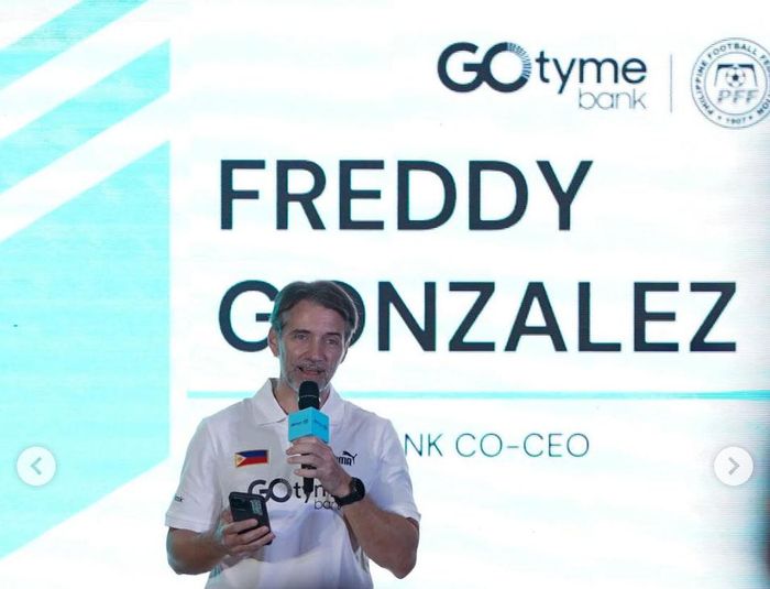 Trưởng đoàn bóng đá Philippines, Freddy Gonzalez, cựu cầu thủ Ngân hàng Đông Á, phát biểu tại buổi họp báo