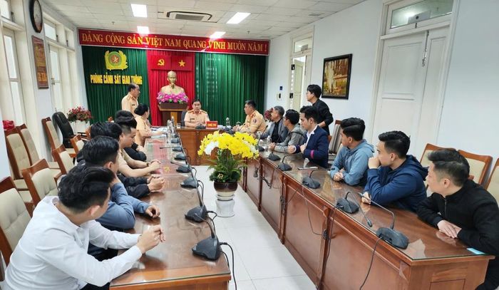 Lực lượng Cảnh sát giao thông Công an TP Đà Nẵng làm việc với chủ dàn "siêu xe" và các lái xe.