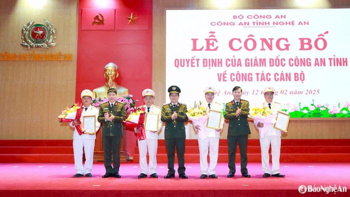 Lãnh đạo Công an tỉnh trao quyết định điều động, biểu dương 4 đồng chí Phó Trưởng Công an huyện tình nguyện đến nhận công tác và giữ chức vụ chỉ huy Công an xã. Ảnh: Trọng Tuấn