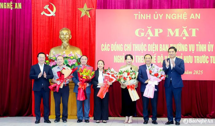Thường trực Tỉnh ủy Nghệ An gặp mặt chia tay các cán bộ diện Ban Thường vụ Tỉnh ủy quản lý nghỉ hưu trước tuổi. Ảnh: Phạm Bằng
