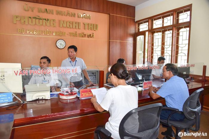 Cán bộ phường Nghi Thu (TP. Vinh) giải quyết thủ tục hành chính cho người dân. Ảnh: Thanh Lê