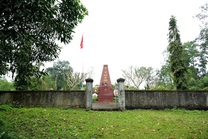 Cổng vào nghĩa trang. Ảnh: Tiến Đông