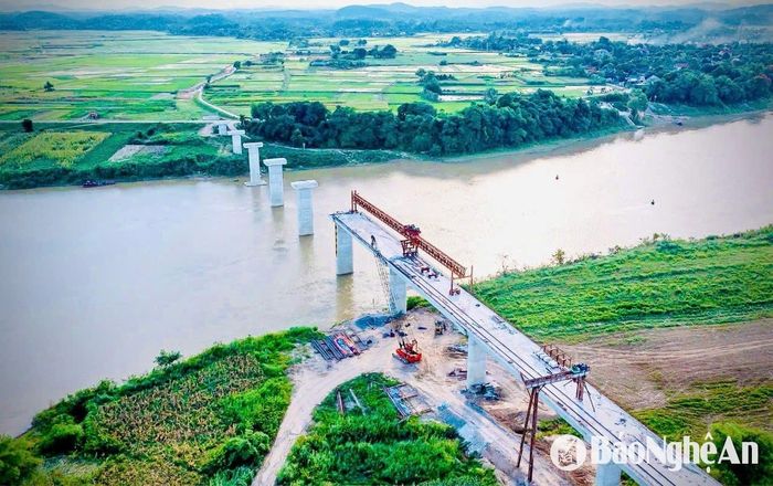 Cầu Cung sẽ giúp con đường từ xã Cát Văn đi trung tâm huyện Thanh Chương trở nên thuận lợi hơn. Ảnh: Mạnh Hùng