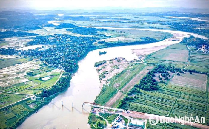 Cầu Cung thời điểm đang xây dựng, được thay thế cho bến đò Cung, nối đôi bờ sông Lam. Ảnh: Mạnh Hùng